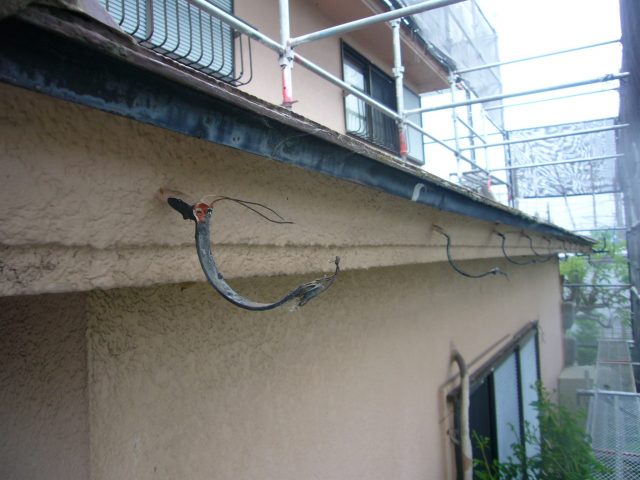 姫路市で既存軒樋の取り外し